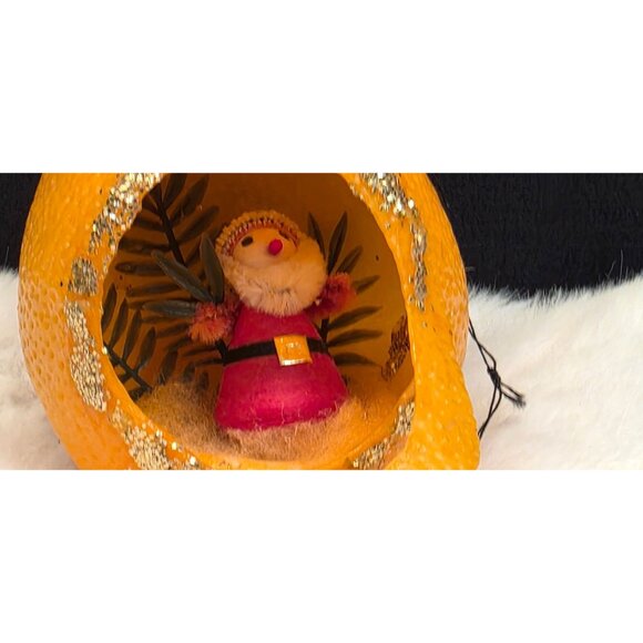 Vintage Magic Window Christmas Diorama Ornament from National Handcraft Society - Picture 2 of 6